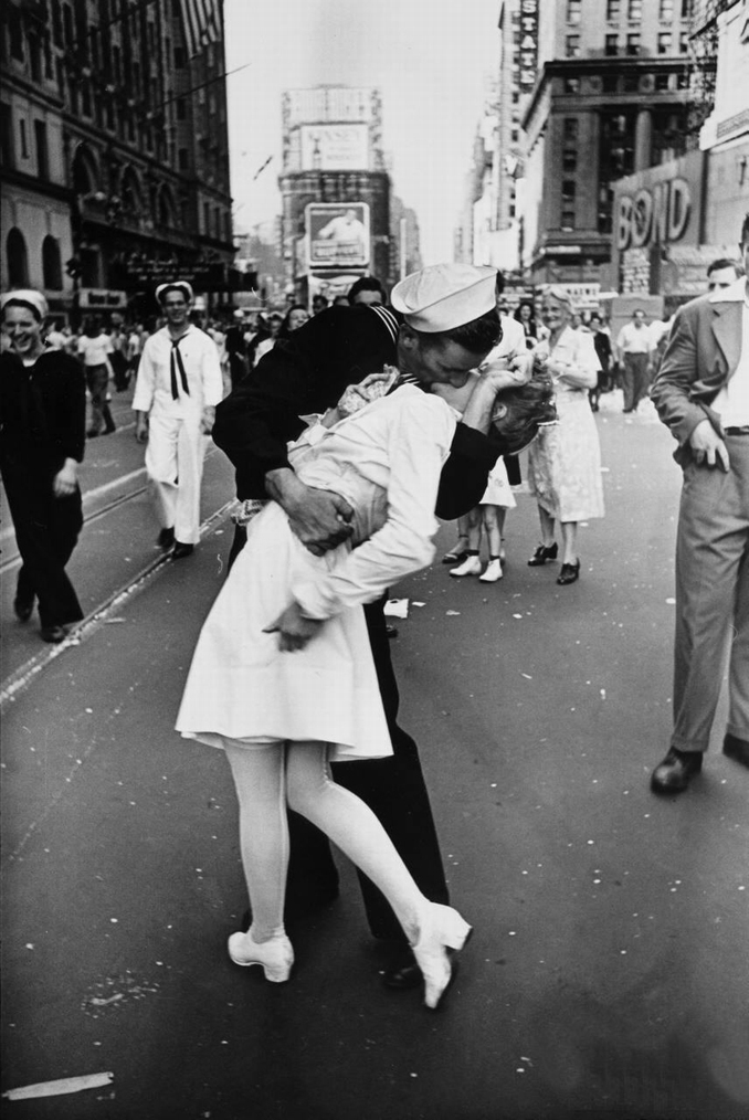 Un mondo di baci 14 Legendary kiss V–J day in Times Square Alfred Eisenstaedt