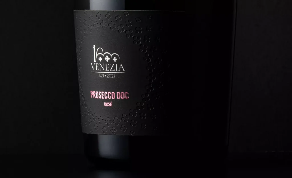 Grafica etichette vino: servizi e casi di studio Perazza srl 12 Agenzia grafica Perazza: Concept creativo, design e grafica etichette vino per i 1600 anni di Venezia.