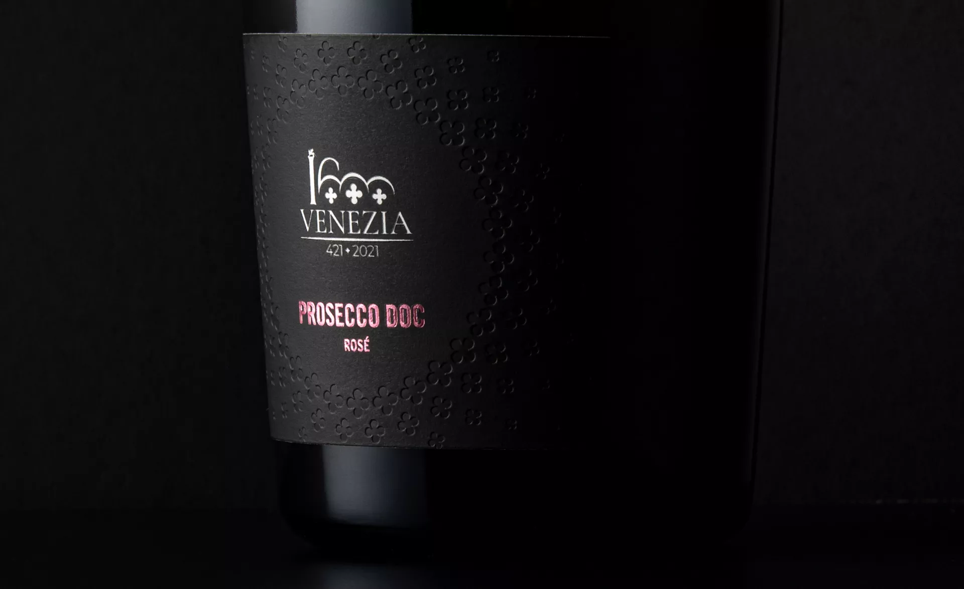 Agenzia grafica Perazza: Concept creativo, design e grafica etichette vino per i 1600 anni di Venezia.