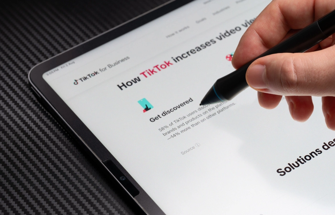 Tablet con una penna digitale che evidenzia una pagina su TikTok Ads, mostrando dati sull'efficacia pubblicitaria e sulla scoperta di brand. Parole chiave: TikTok Ads, pubblicit&agrave; online, video marketing, strategie digitali, promozione brand, annunci su TikTok