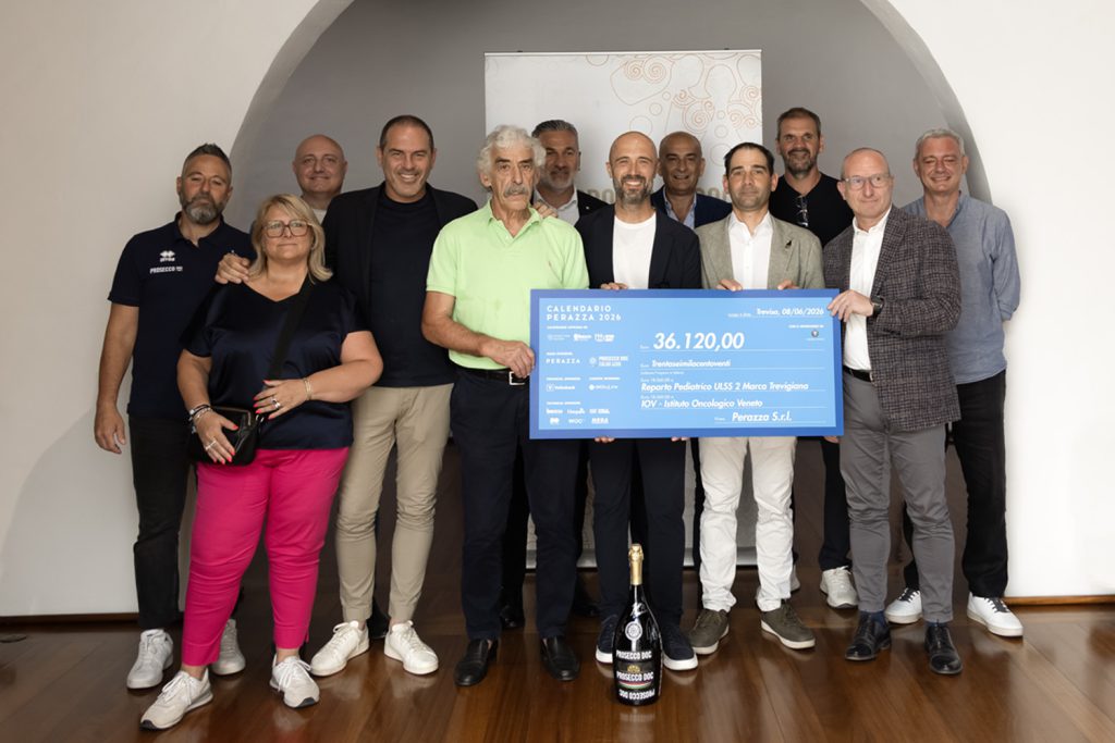 foto della consegna del ricavato dalla vendita di calendario perazza 2026 