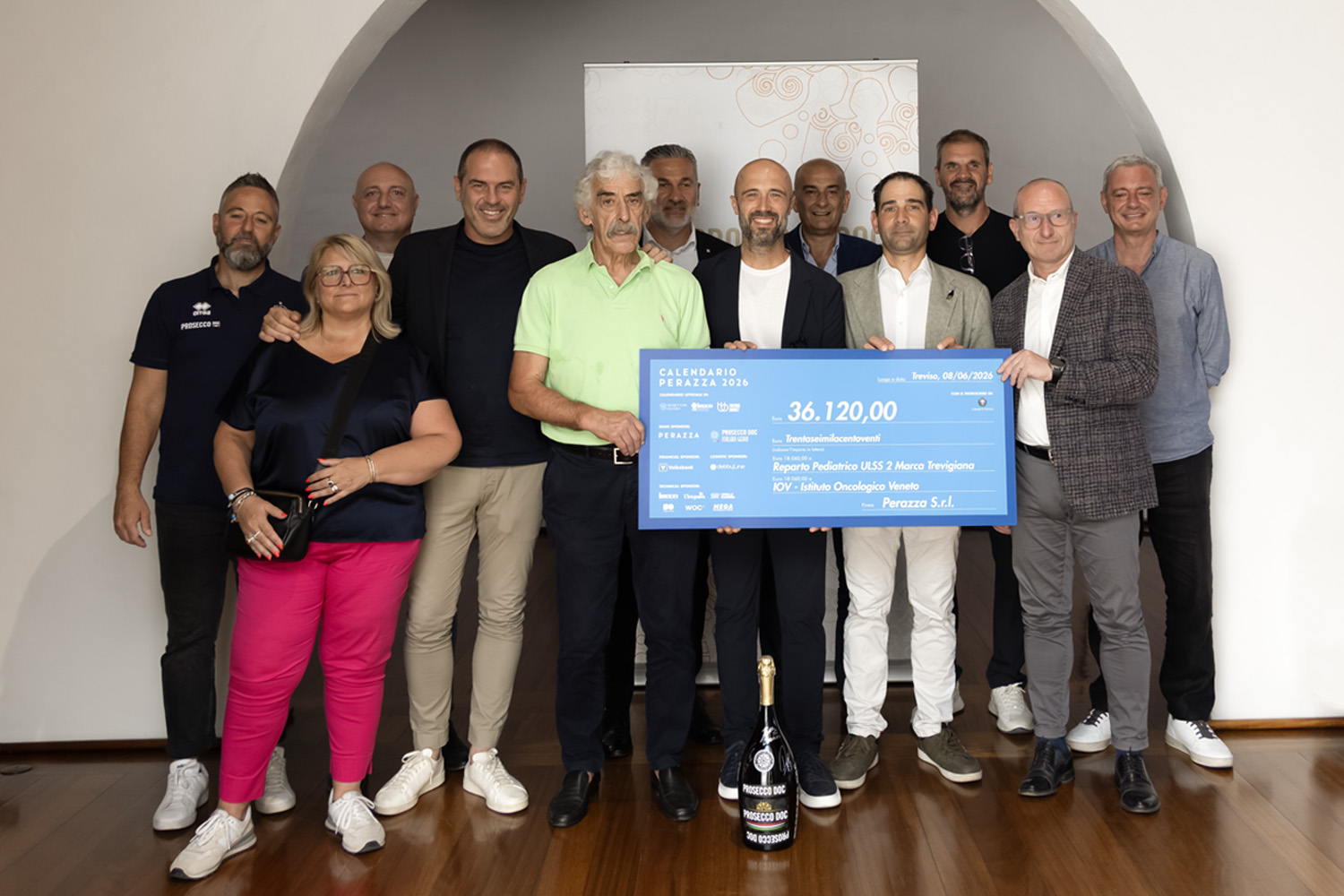 foto della consegna del ricavato dalla vendita di calendario perazza 2026