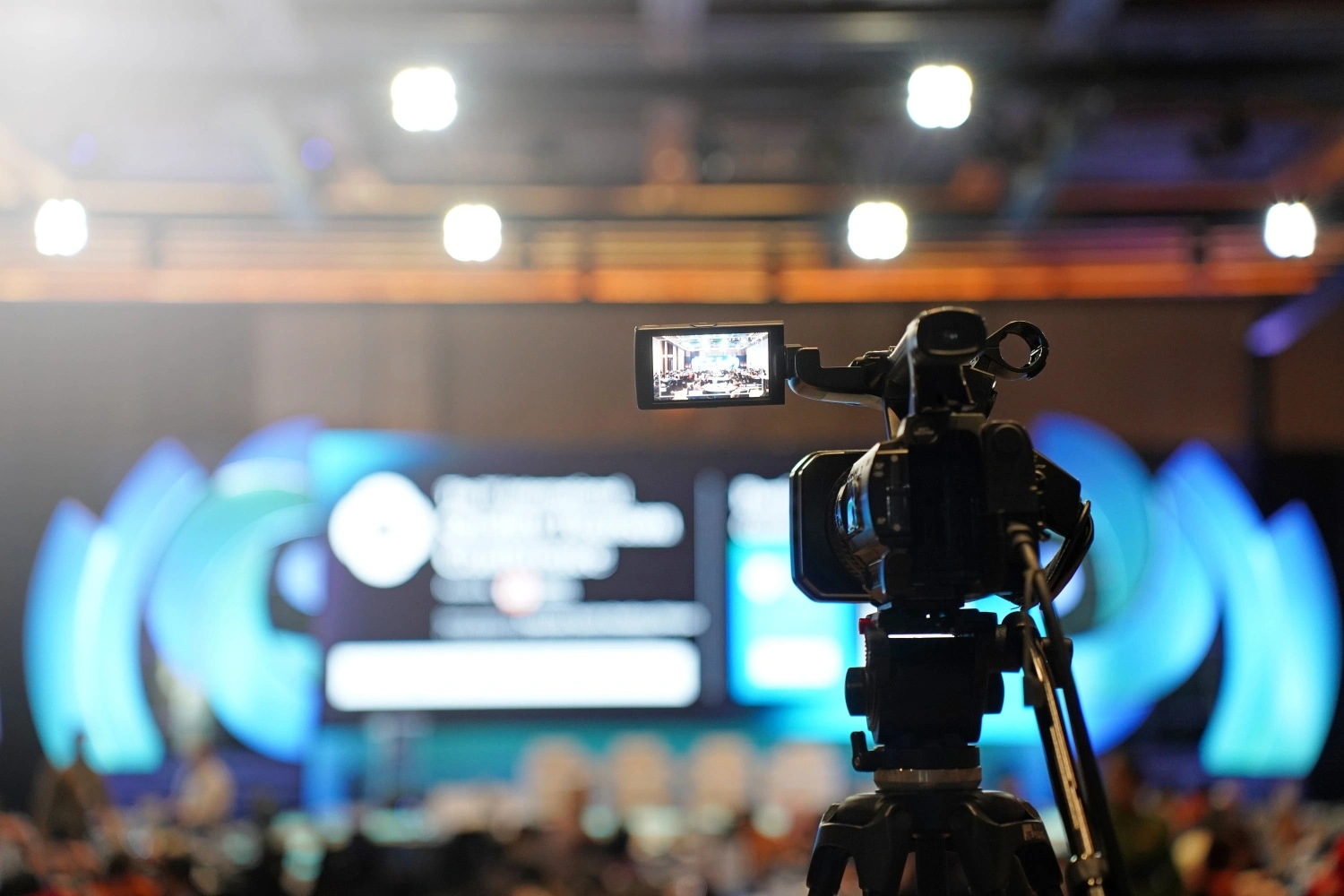 esempio di telecamera pronta a realizzare contenuto video dedicato di evento aziendale