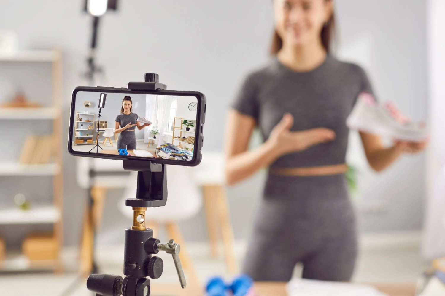 influencer mostra in camera il prodotto sponsorizzato